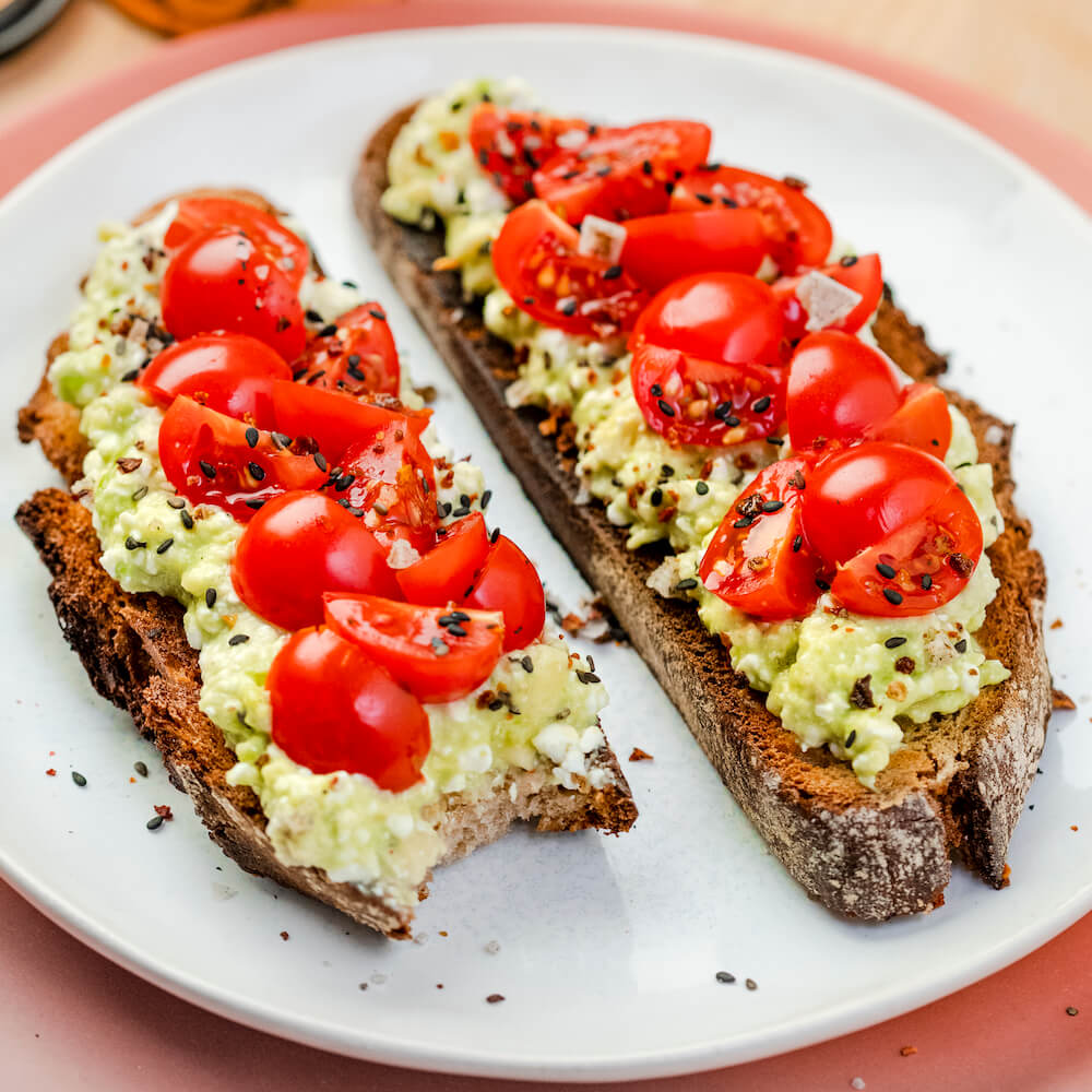 Tostadas con Aguacate y Tomate
