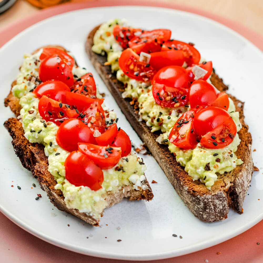 Tostada con aguacate y tomate, Receta