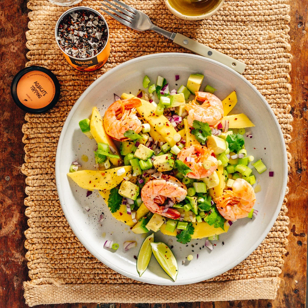 Ensalada de aguacate con mango y gambas