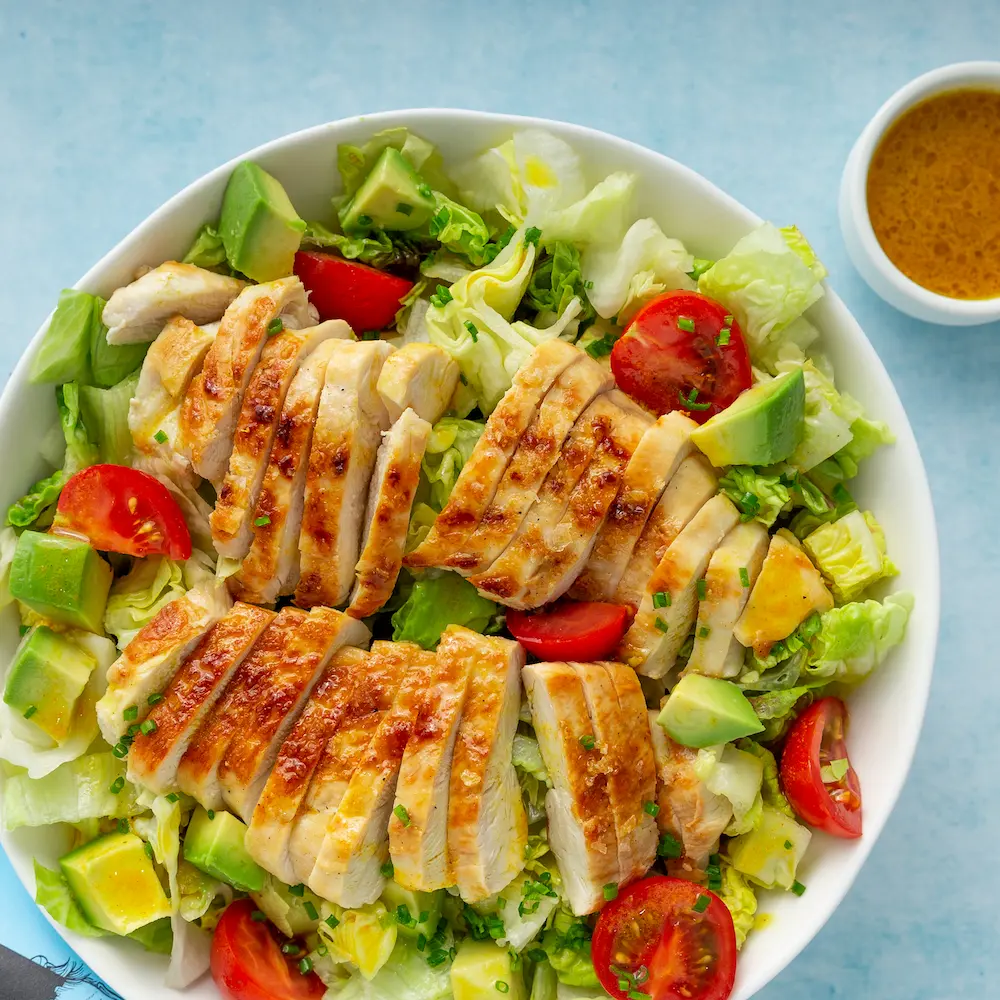 Ensalada de pollo con aderezo de limón