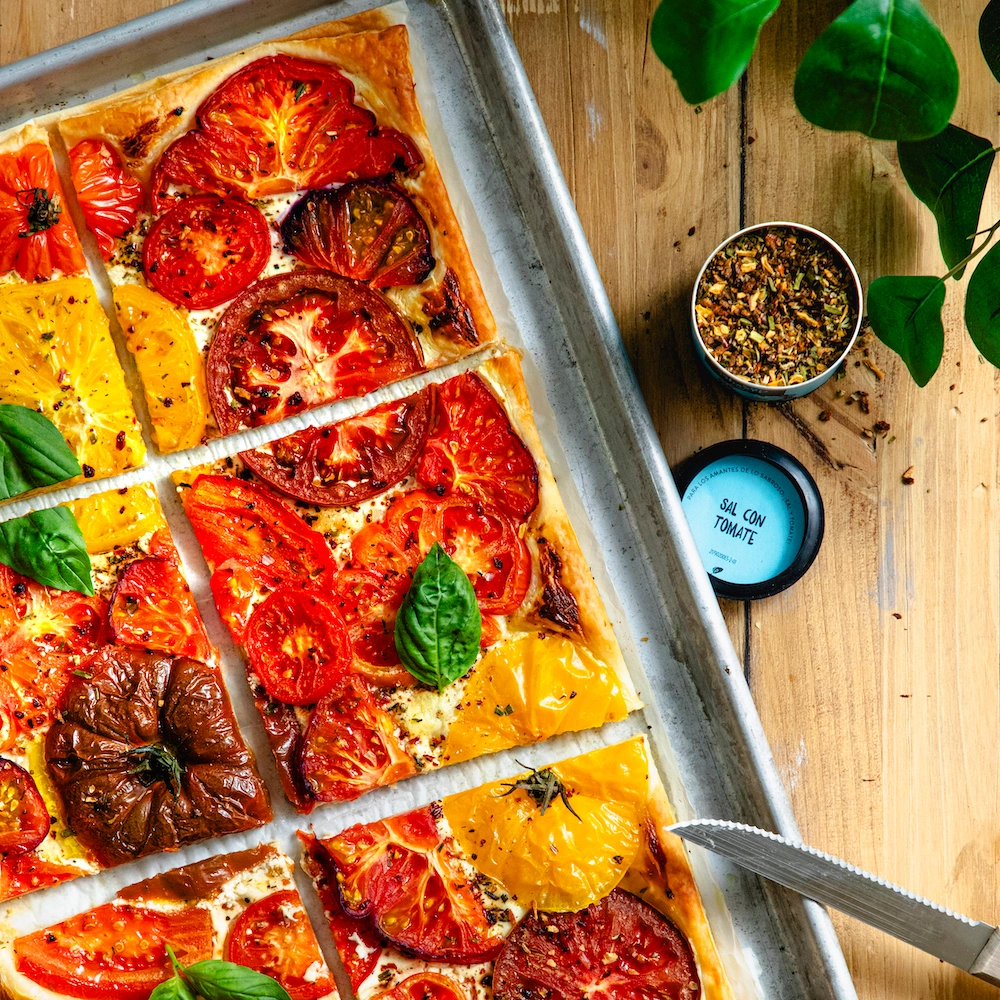 Tarta de hojaldre con tomate