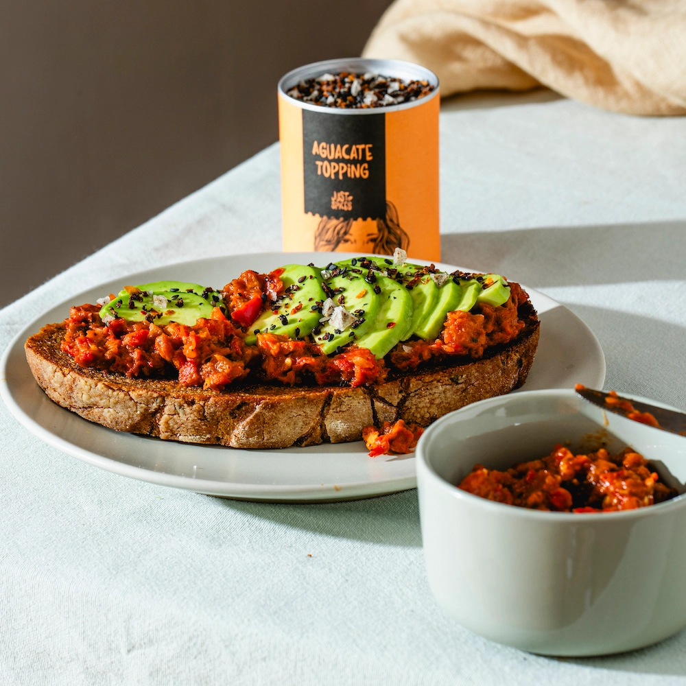 Tostada con crema de pimiento rojo