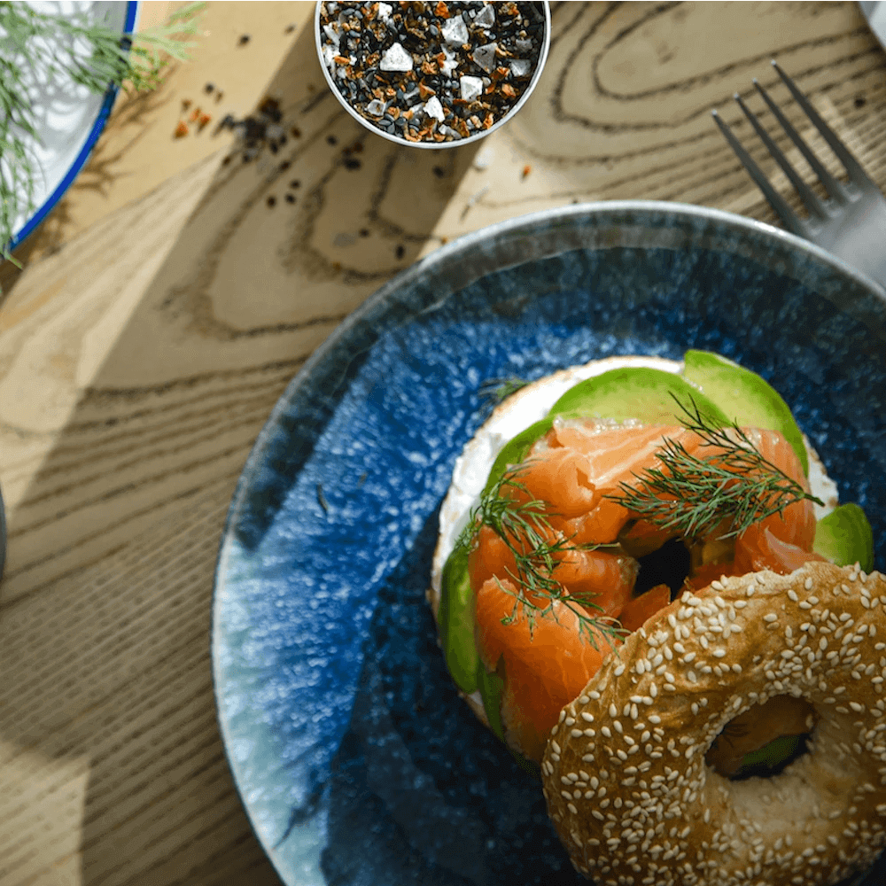 Bagel de salmón y aguacate