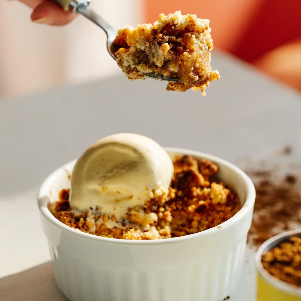 Crumble de manzana con helado de vainilla