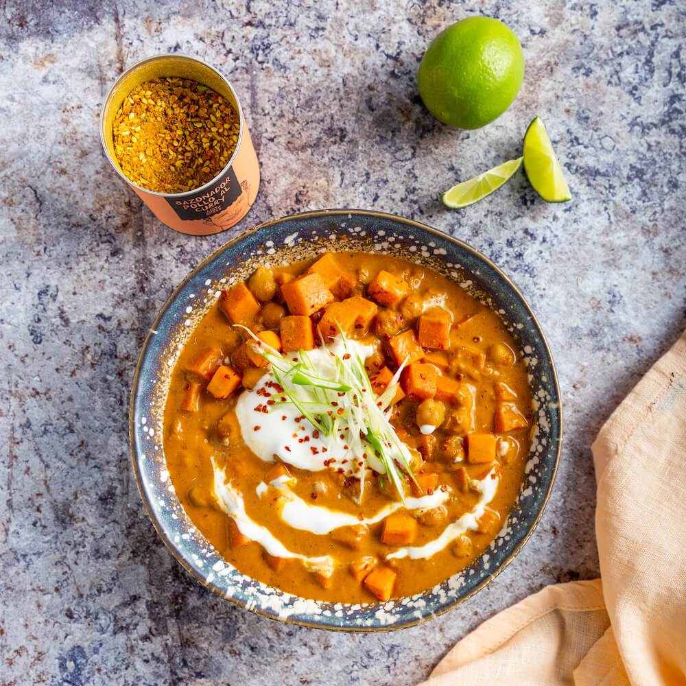 Curry rápido de boniato y garbanzos con yogur y cebolleta
