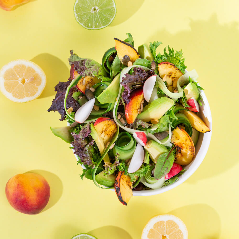 Ensalada de verano con melocotón