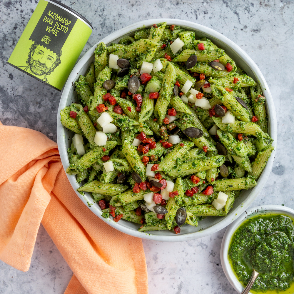 Macarrones con pesto de canónigos y pera