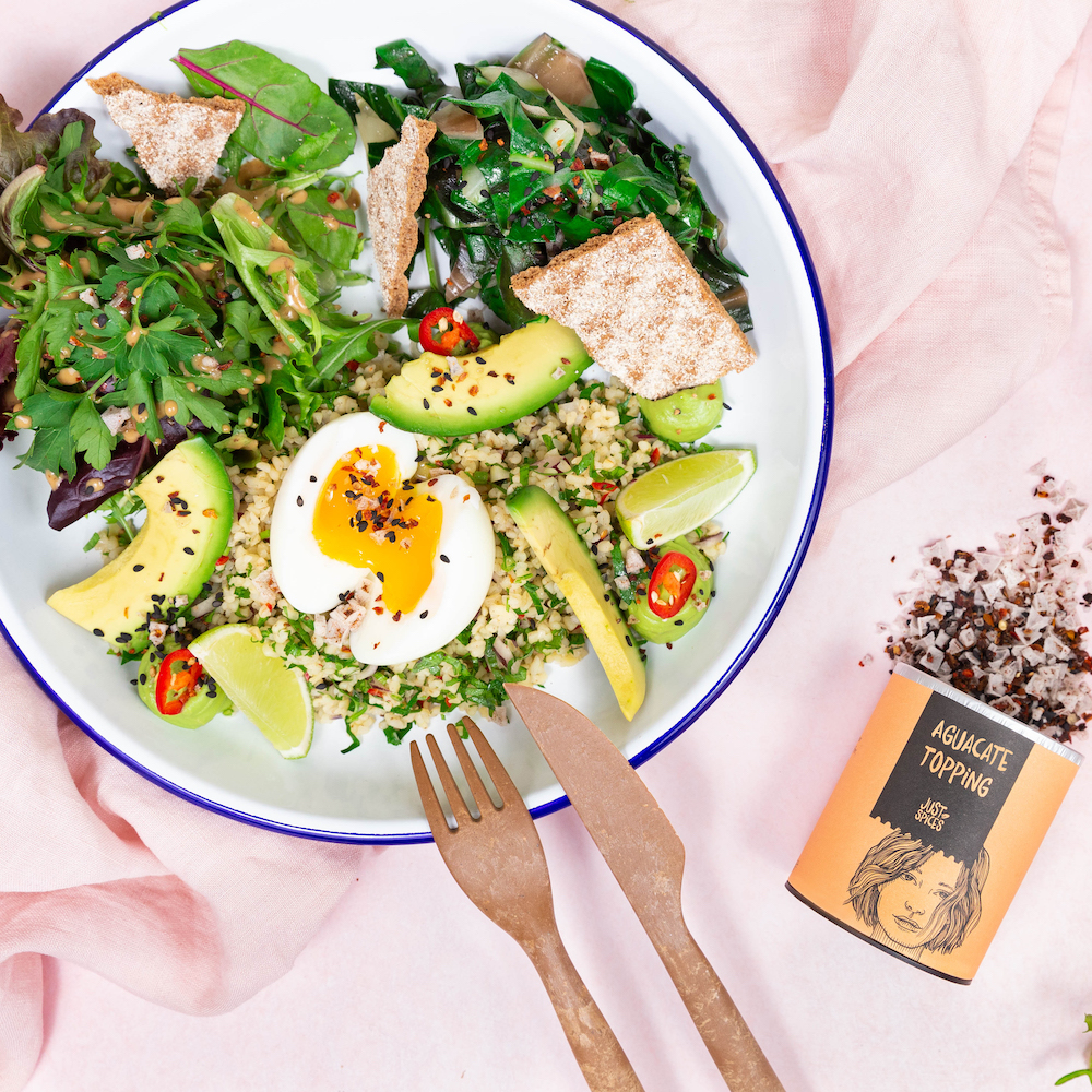 Ensalada de aguacate con bulgur y huevo pasado por agua