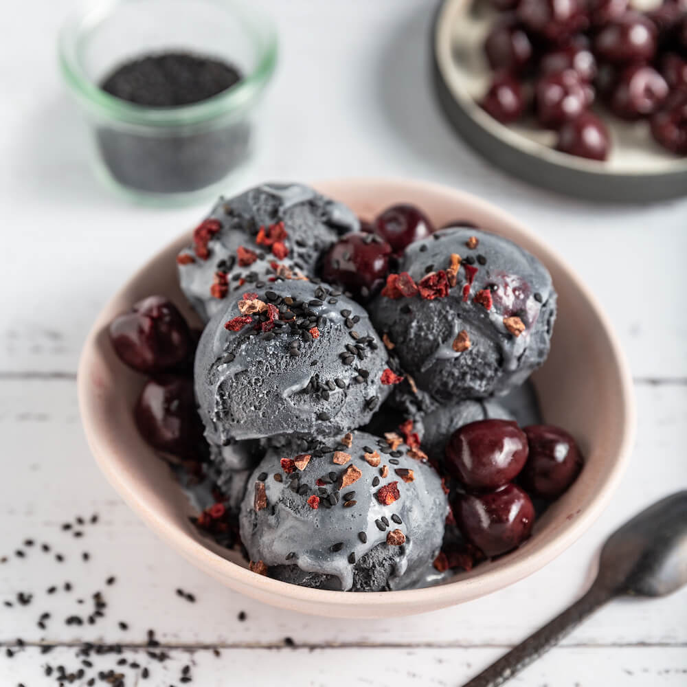 Helado de sésamo negro con cerezas
