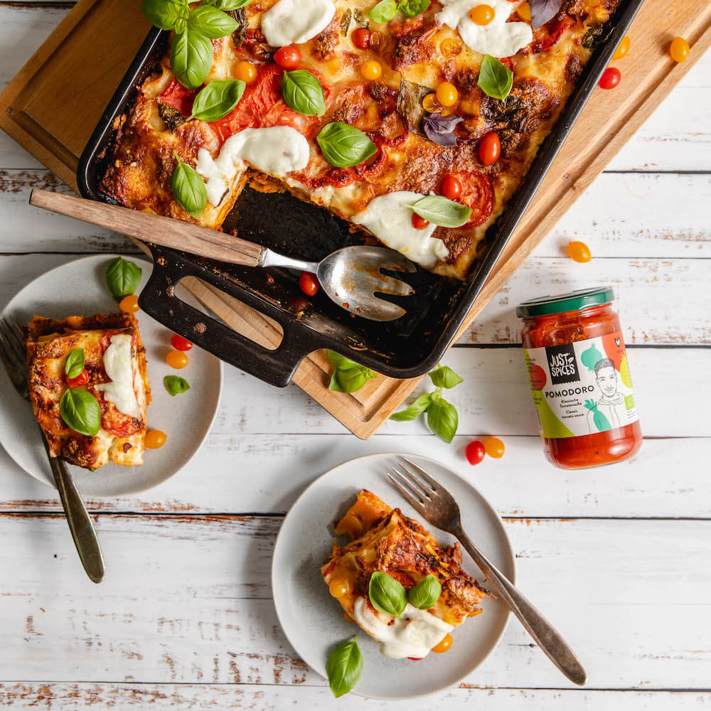Lasaña de carne y verduras con salsa de tomate