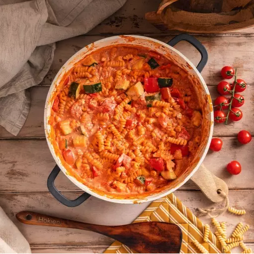 Pasta con verduras y queso feta