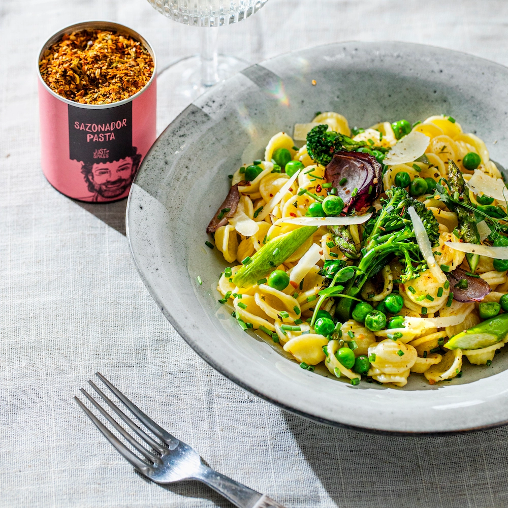 Pasta primavera con espárragos