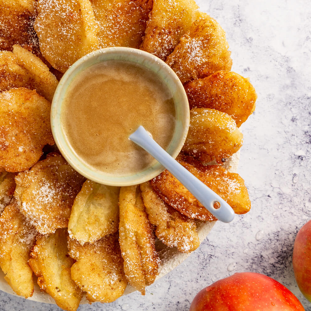 Patatas fritas de manzana con salsa de caramelo