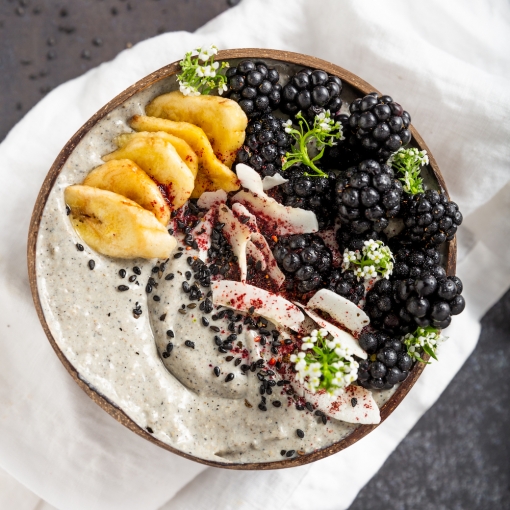 Black smoothie bowl vegano