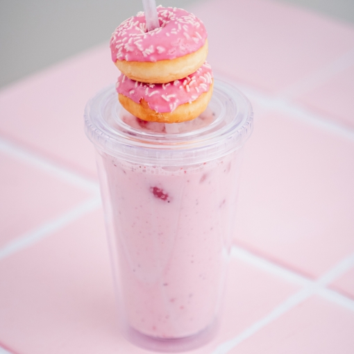 Batido rosa con dónuts 