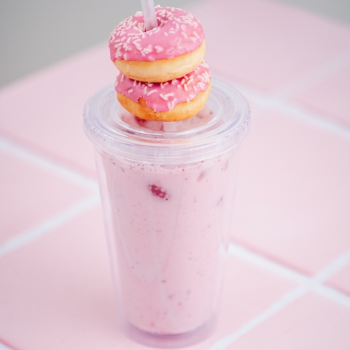 Batido rosa con dónuts 