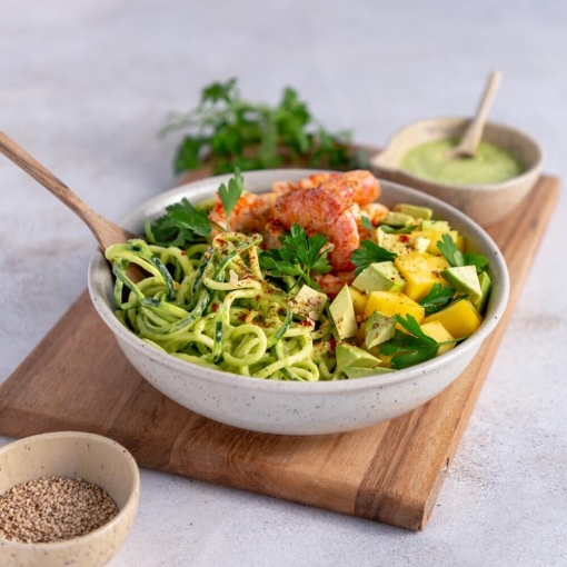 Espaguetis de calabacín con gambas y salsa de aguacate