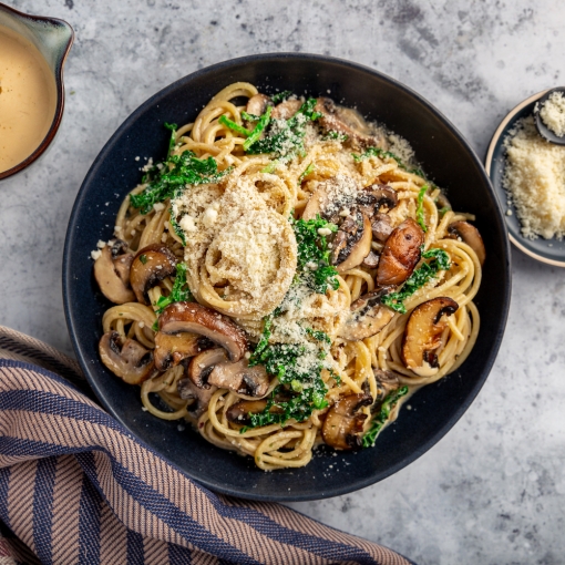 Pasta con champiñones y col rizada