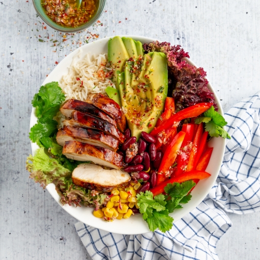 Bowl de aguacate y pollo
