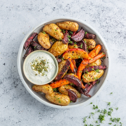 Verduras al horno con dip de crema agria