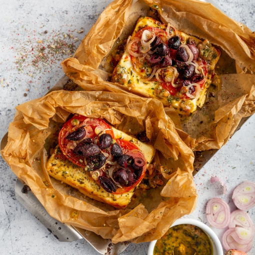 Paquetes de verdura y queso feta a la parrilla