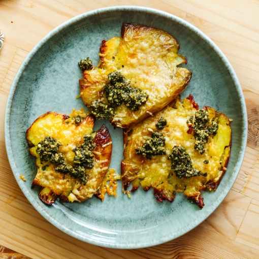 Patatas aplastadas con pesto