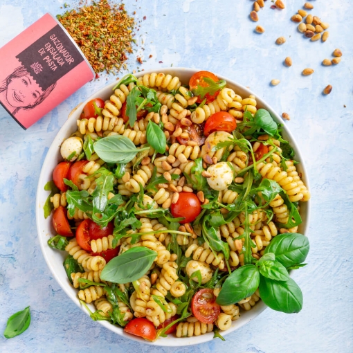 Ensalada de pasta con rúcula y piñones