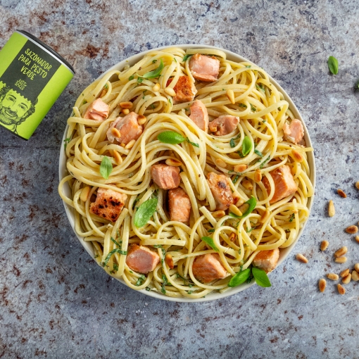 Tallarines con salmón y pesto