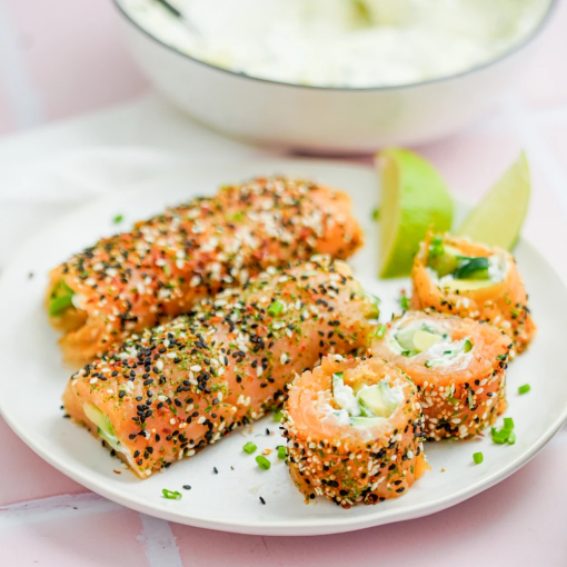 Rollitos de salmón con queso fresco y aguacate