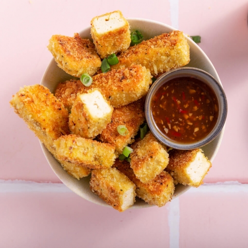 Palitos de tofu empanados con salsa agridulce