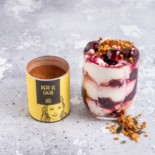 Vasito de yogur y cerezas