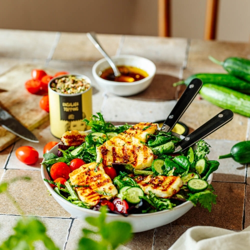 Ensalada de pepino y halloumi