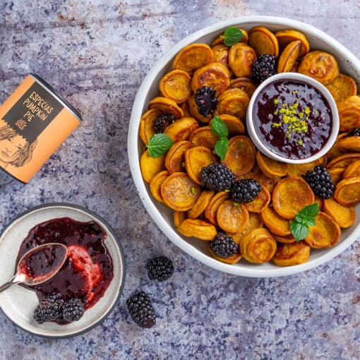 Mini pancakes de calabaza con sirope de moras