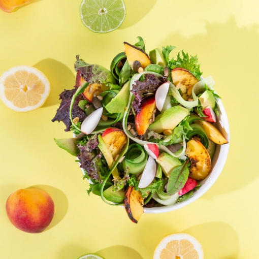 Ensalada de verano con melocotón