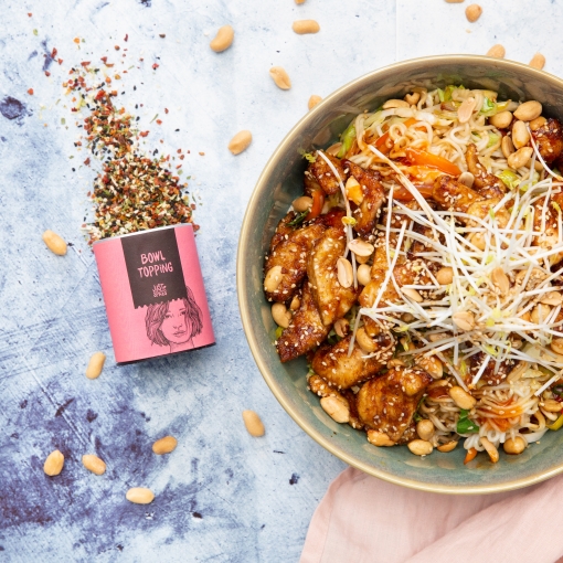 Wok bowl con pollo y cacahuetes