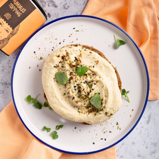 Tostadas de hummus con garbanzos