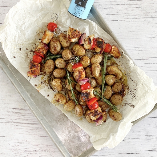 Brochetas de pollo con patatas al horno
