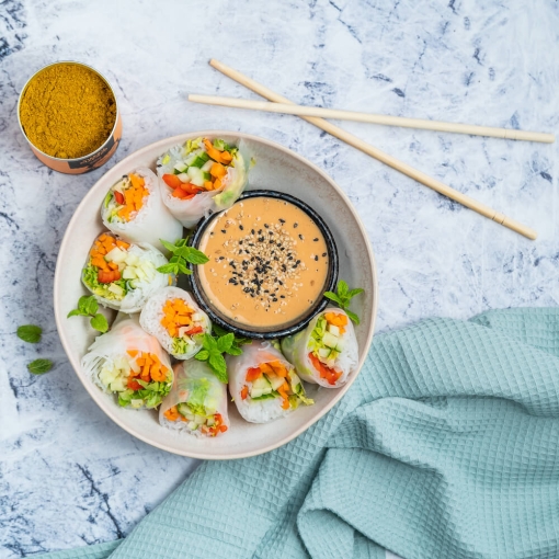 Rollitos vietnamitas con salsa de cacahuete