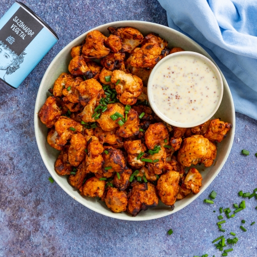 Alitas veganas de coliflor con dip de miel y mostaza
