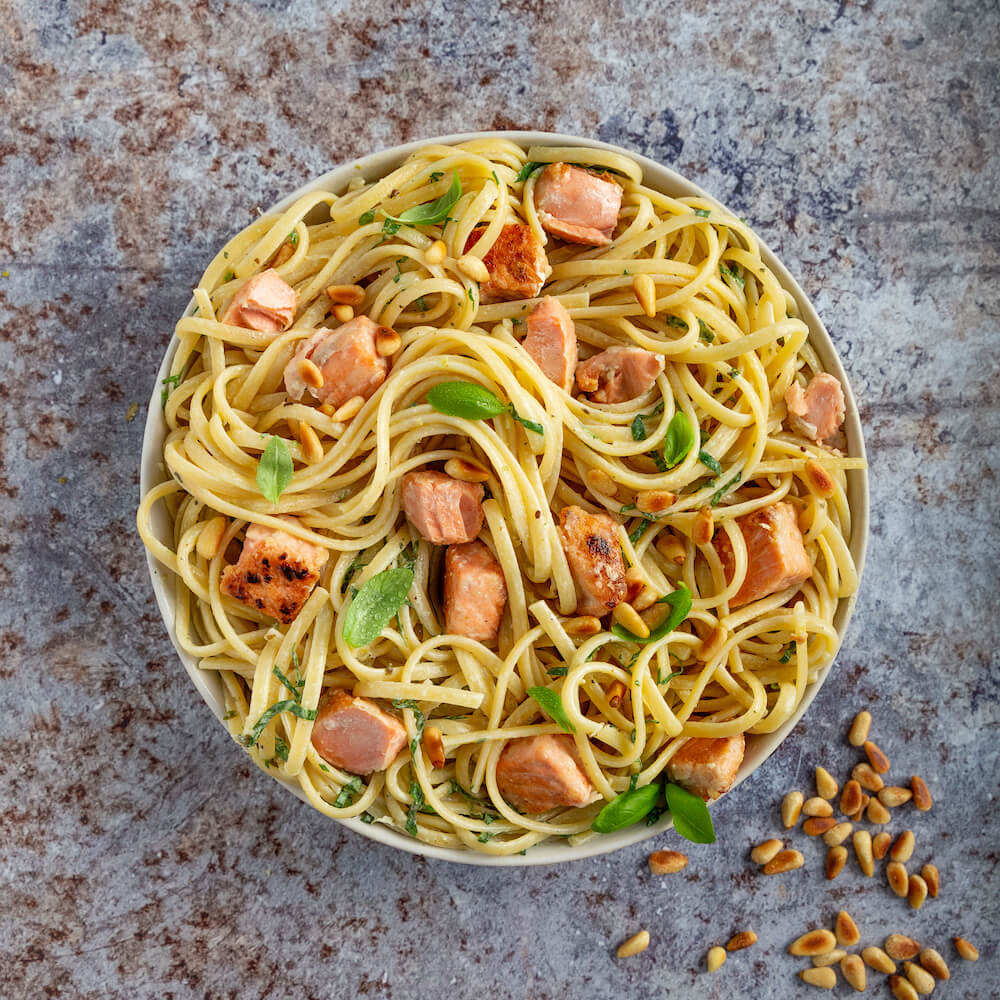 Tallarines con salmón y pesto
