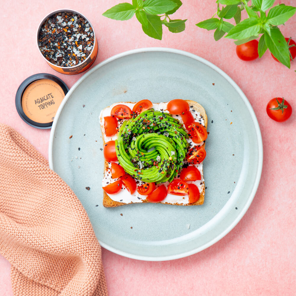 Tostada con rosa de aguacate