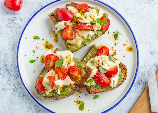 Pan con tomate, mozarella y albahaca