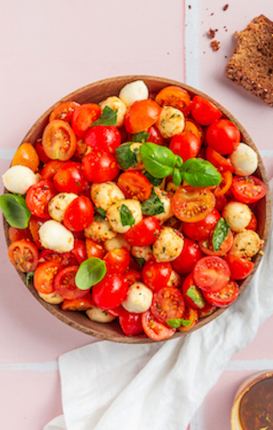 Ensalada caprese con albahaca