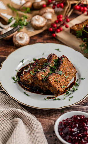 Menú navideño vegetariano, pastel de lentejas vegano en salsa